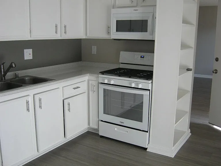 Ramona Apartments — Photo 1