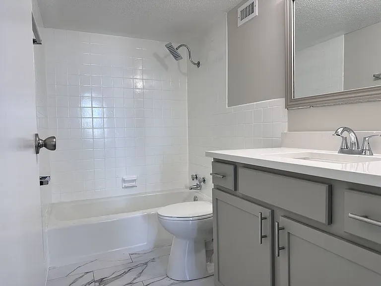 The Regency Apartments — Photo 149