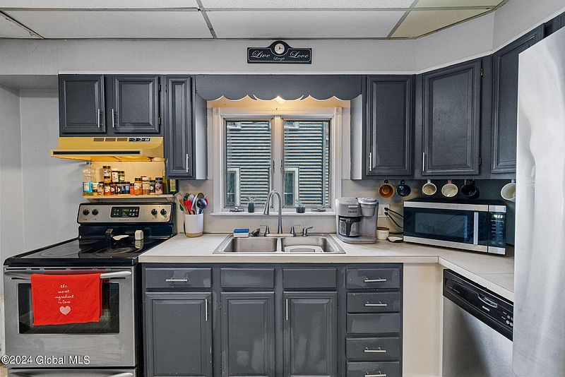 4th image of 808 Thompson Street