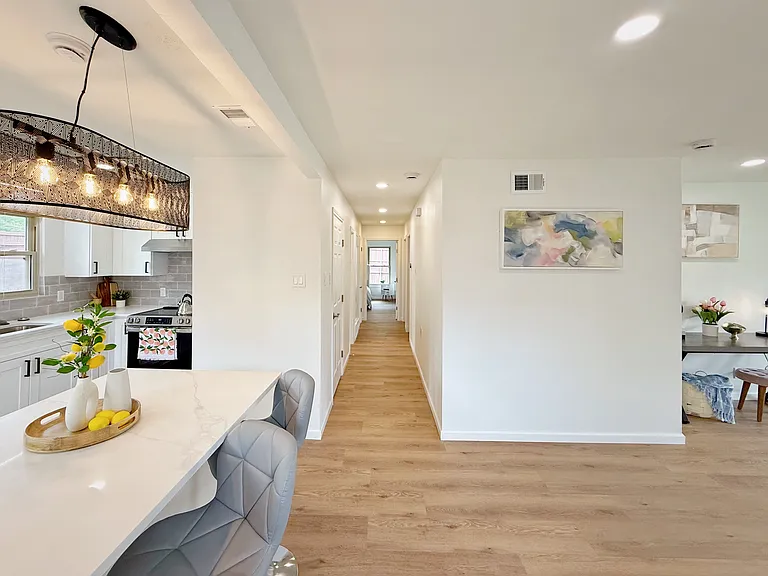700 Dumont Dr — Photo 4