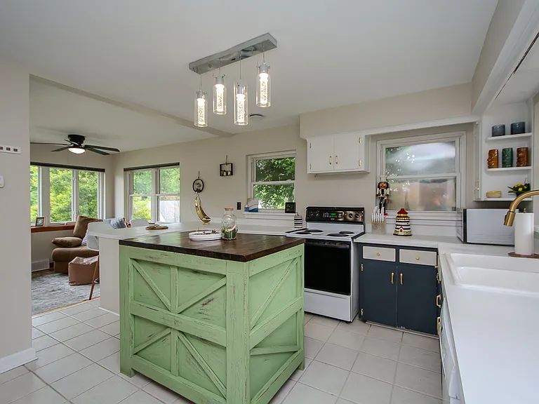 1942 Trevilian Way — Photo 7