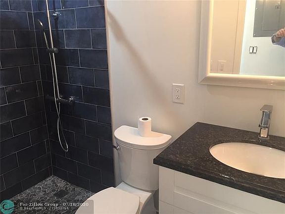 4th image of 2841 NE 32nd St APT 11