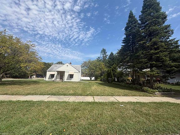 4th image of 19027 Collinson Ave
