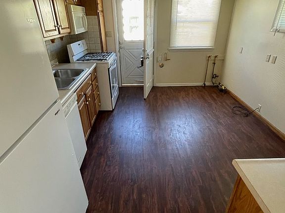 4th image of 1124 Logan Ave
