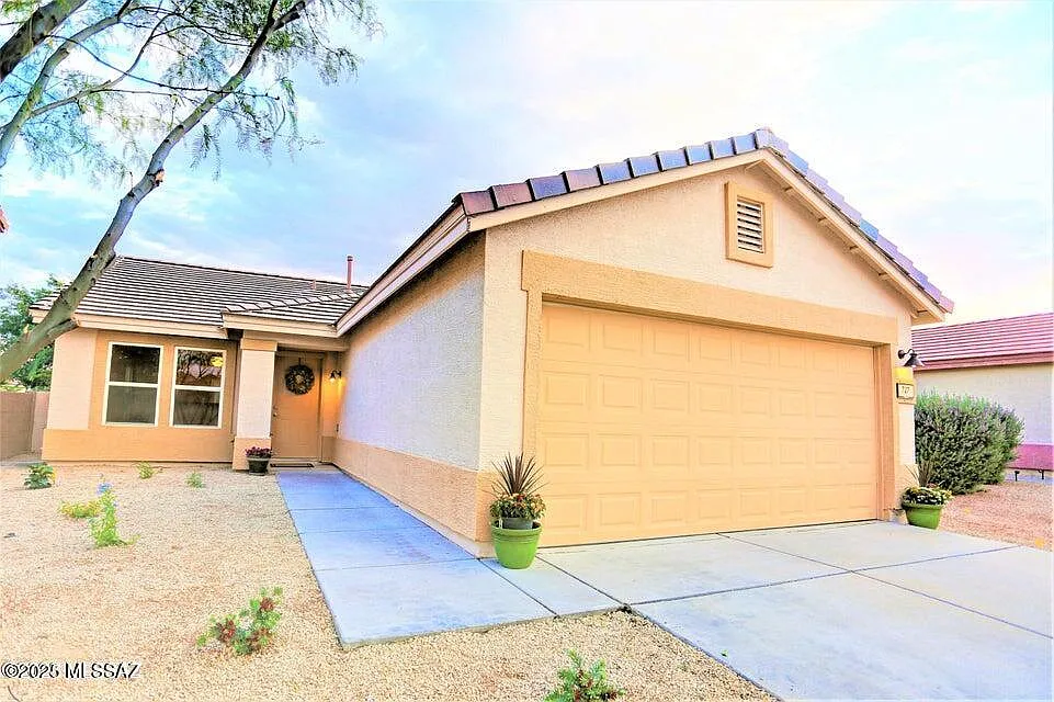 Building Photo - 727 W Buffalo Grass Dr
