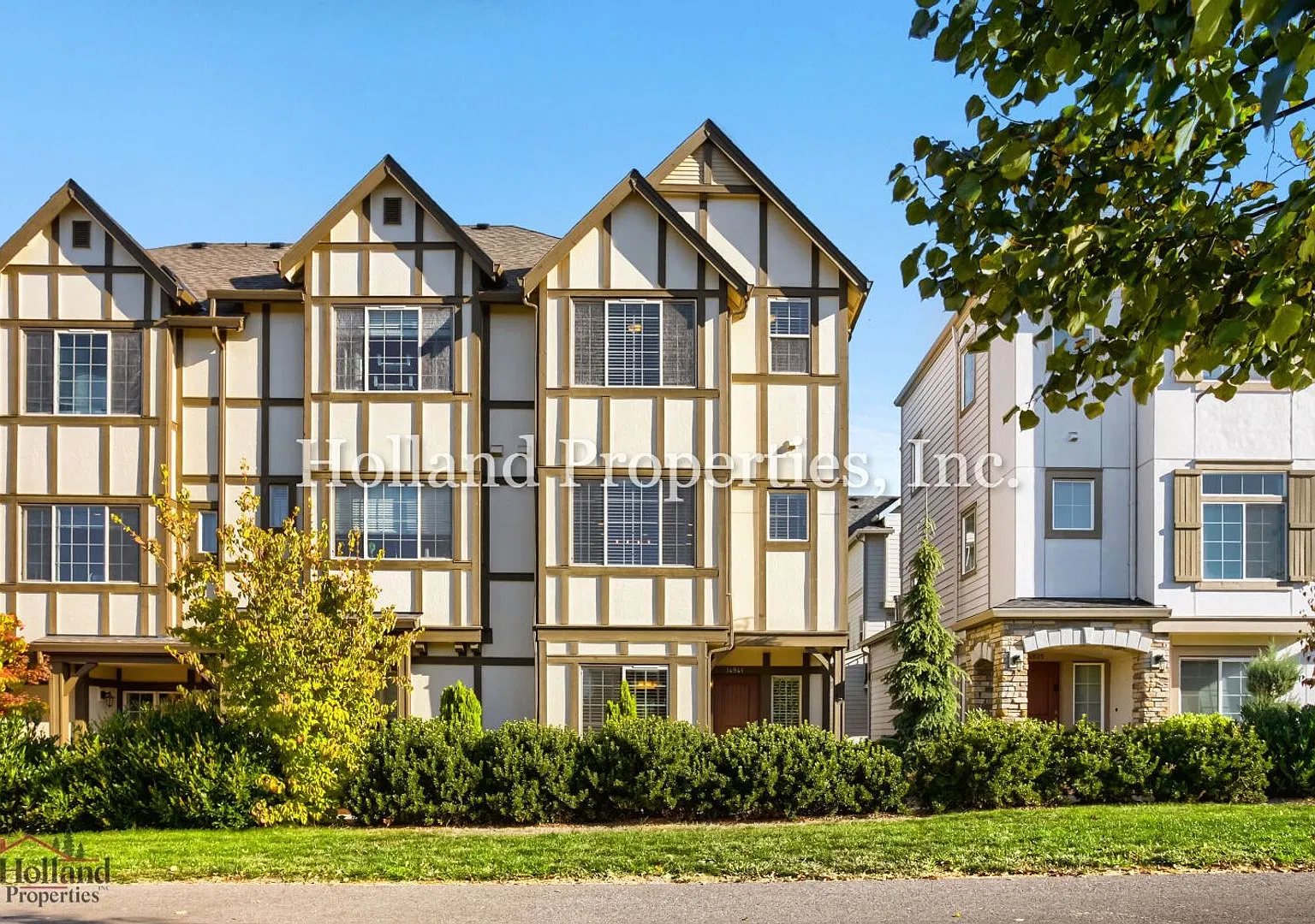Your Beaverton Retreat Awaits! Spacious Living, Stylish Comfort & Backyard Fun — Photo 1