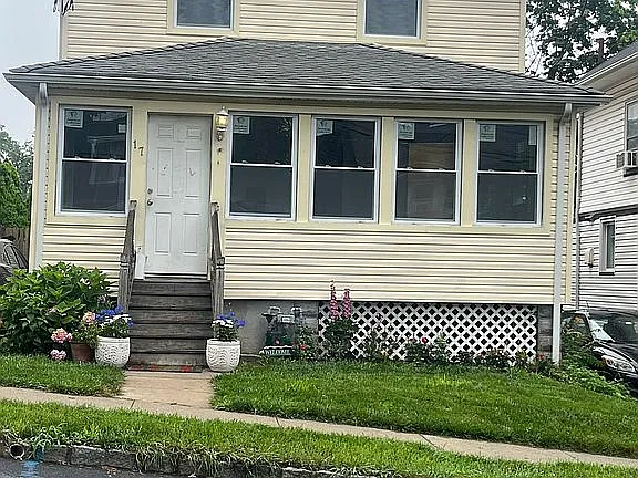 17 Wellington Ave — exterior photo
