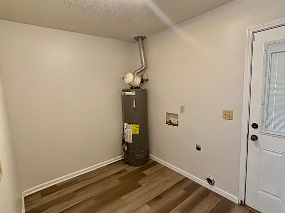 3rd image of 709 Parkwood Dr