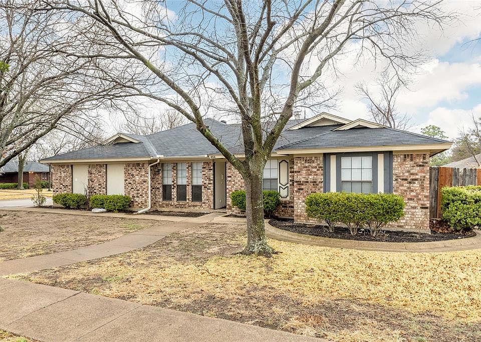 1st image of 404 La Quinta Cir S