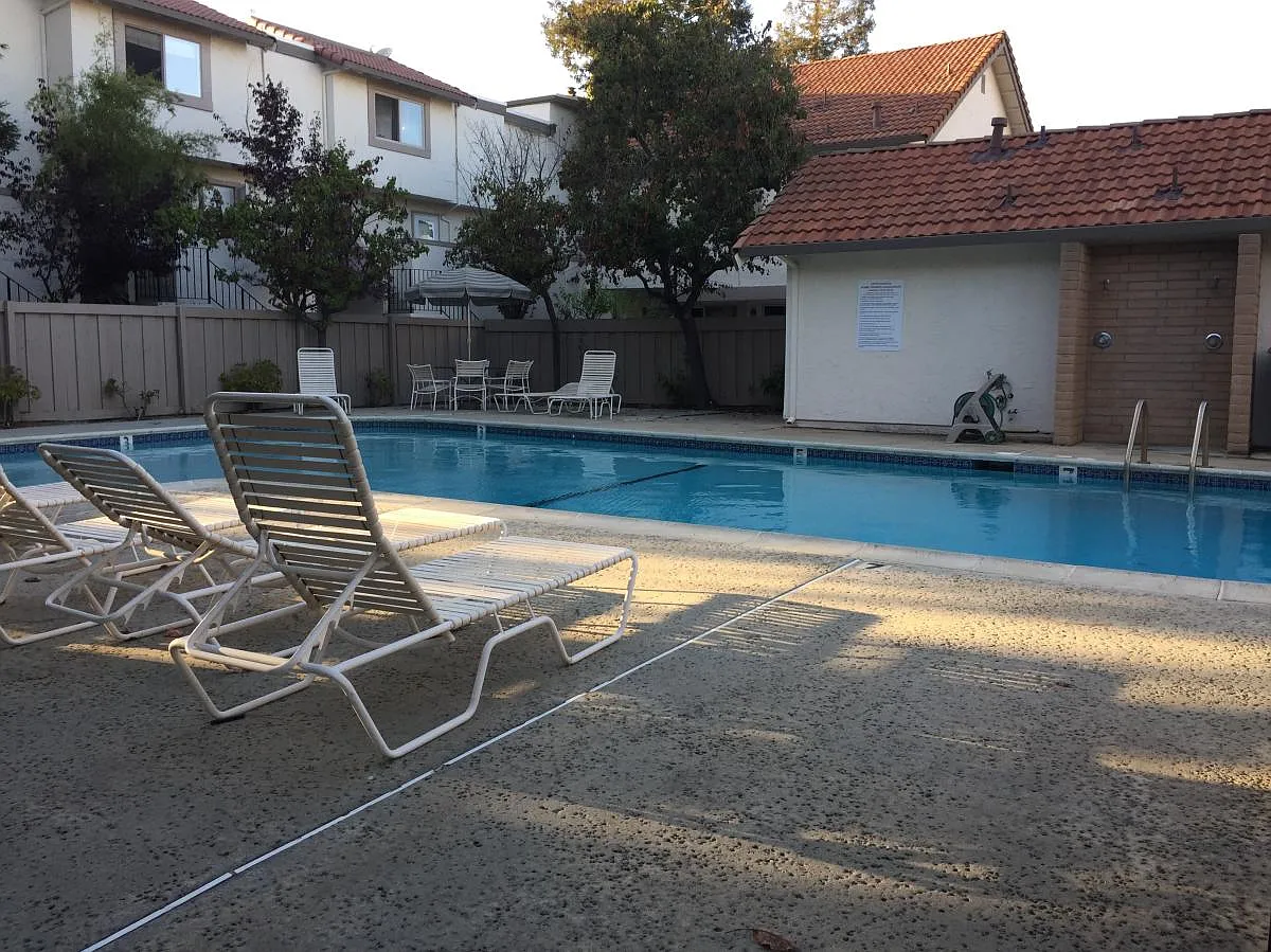 3 bed, 2.5 bath, 1400 sqft, $4,100 — Photo 2