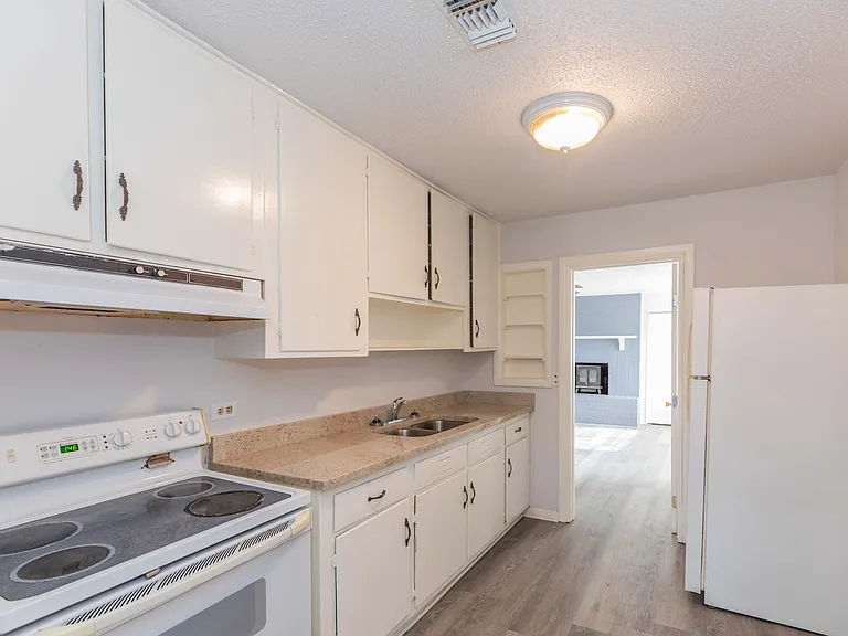 2706B Curtis Dr — Photo 3