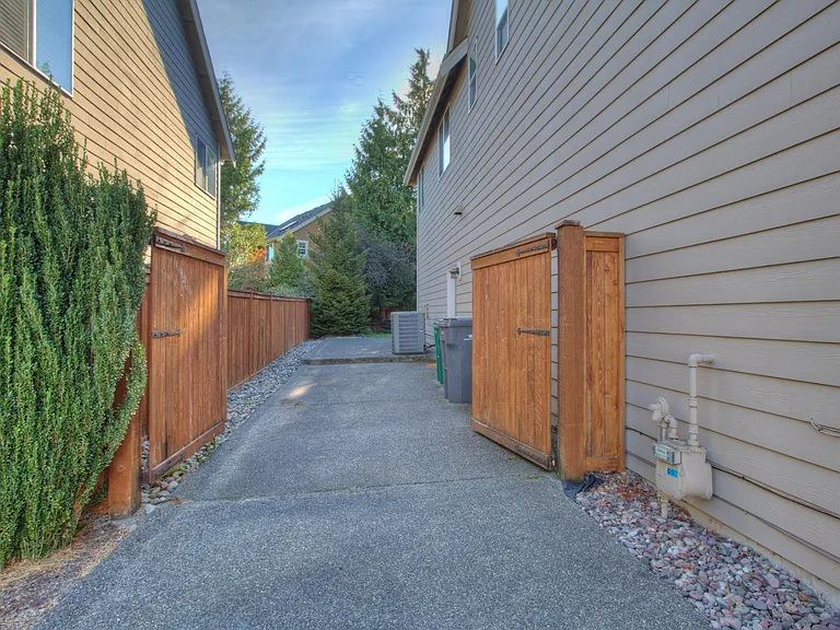 Side yard big enough for RV Parking