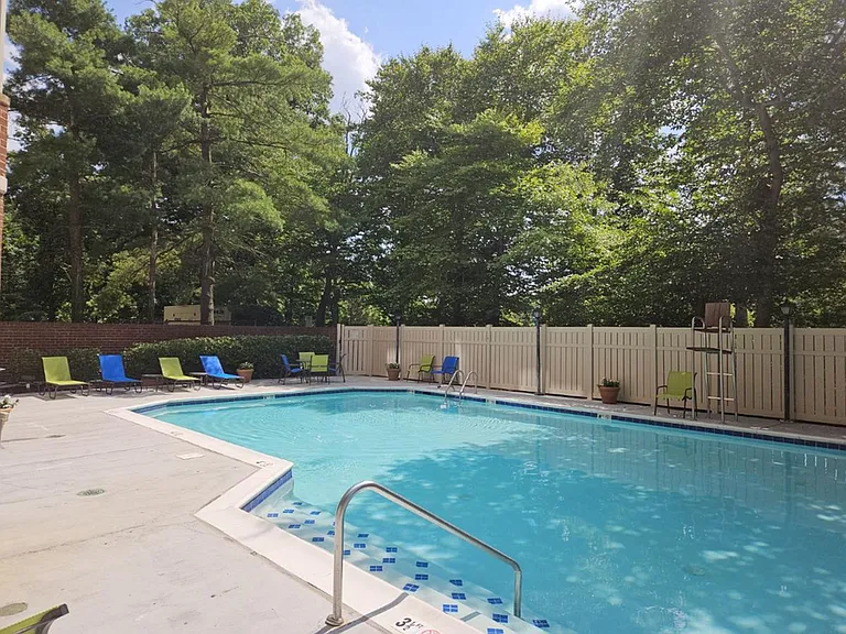 Lake Arbor Towers — Photo 9