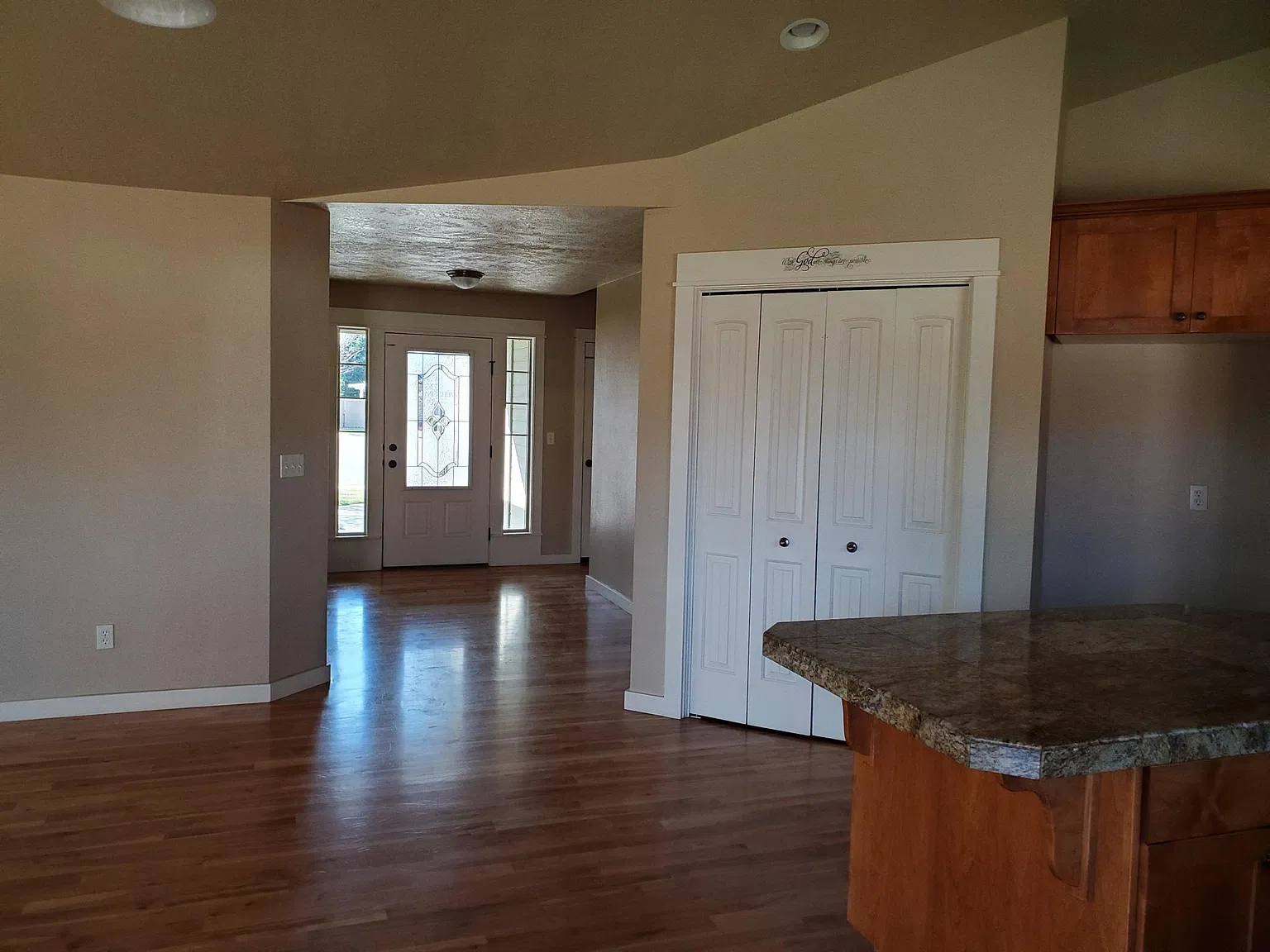 4 bed, 2200 sqft, $2,400 — Photo 2