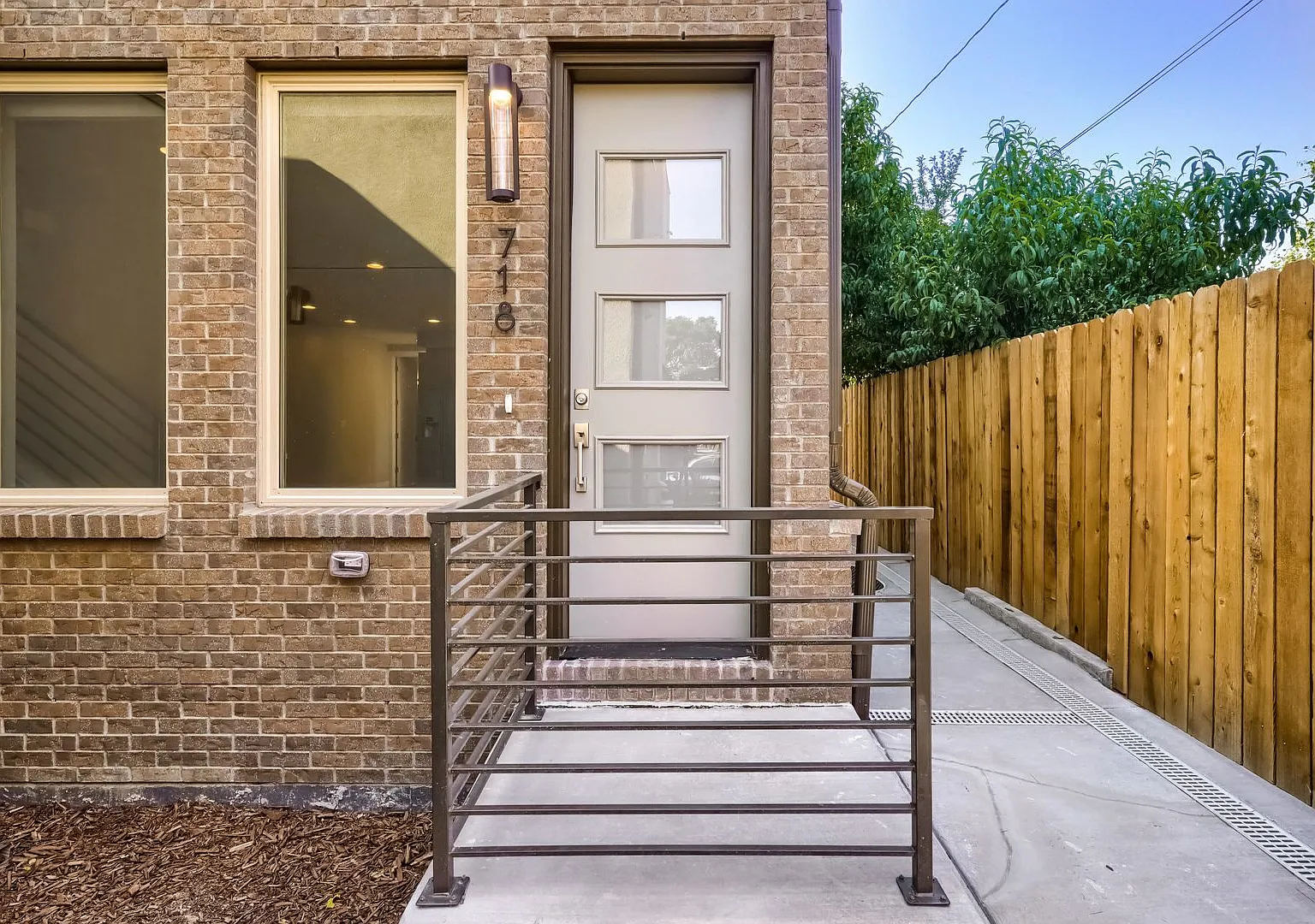 ** Incentives** 3 bedroom / 3.5 bath Townhome + 2 Large Flex Spaces & Spacious Roof Top Deck! — Photo 3