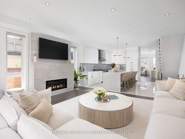 105 Kenilworth Ave, Toronto, ON M4L 3S4