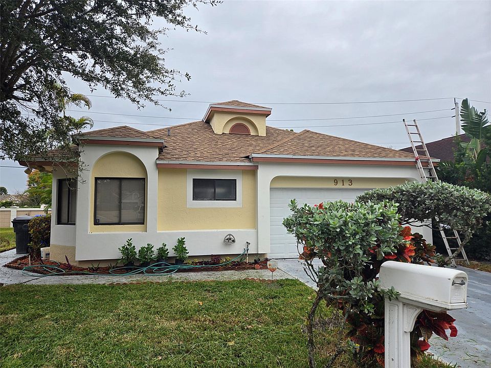 1st image of 913 E Maple Street