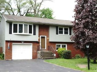 15 Seeley Dr, Albany, NY 12203