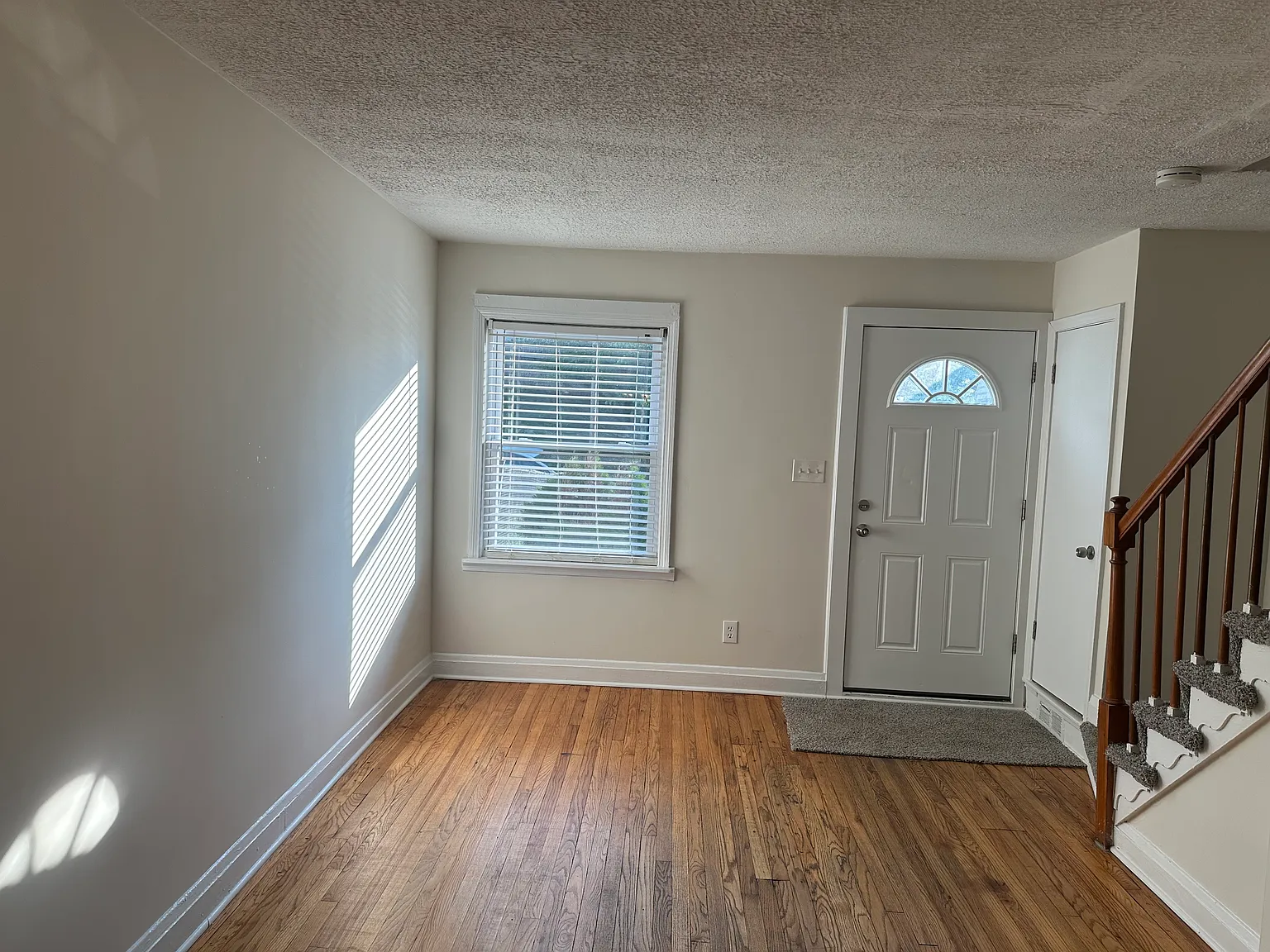2 bed, 840 sqft, $1,600 — Photo 3