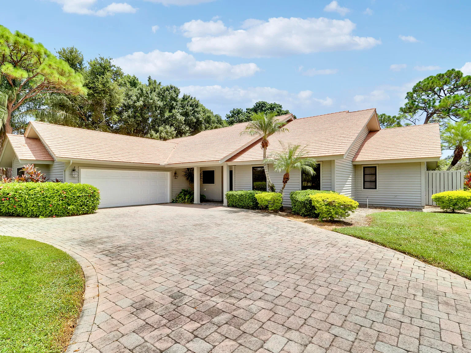 3 bed, 2.5 bath, 2214 sqft, $9,000 — Photo 2