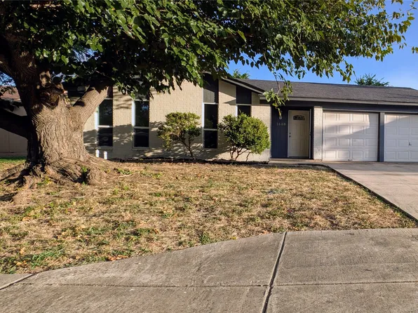 1668 Americana Blvd, Blue Mound, TX 76131