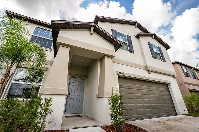 6-Bedroom Home in Abbott Square! — Photo 2