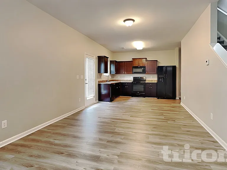 1042 Sutherland Dr — Photo 3