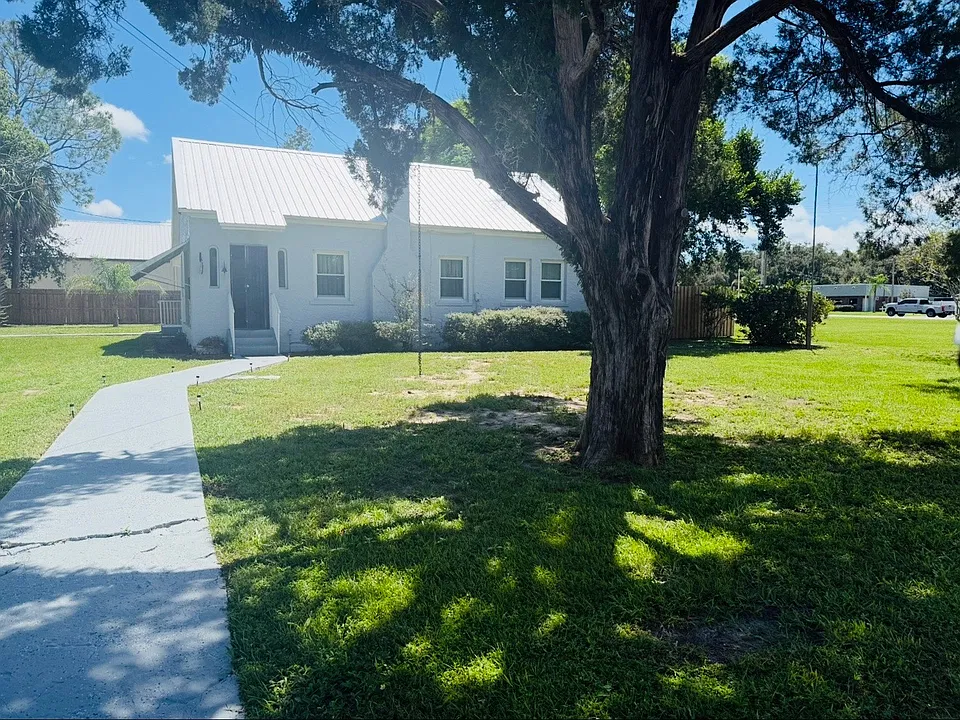 114 N Hydrangea Ave