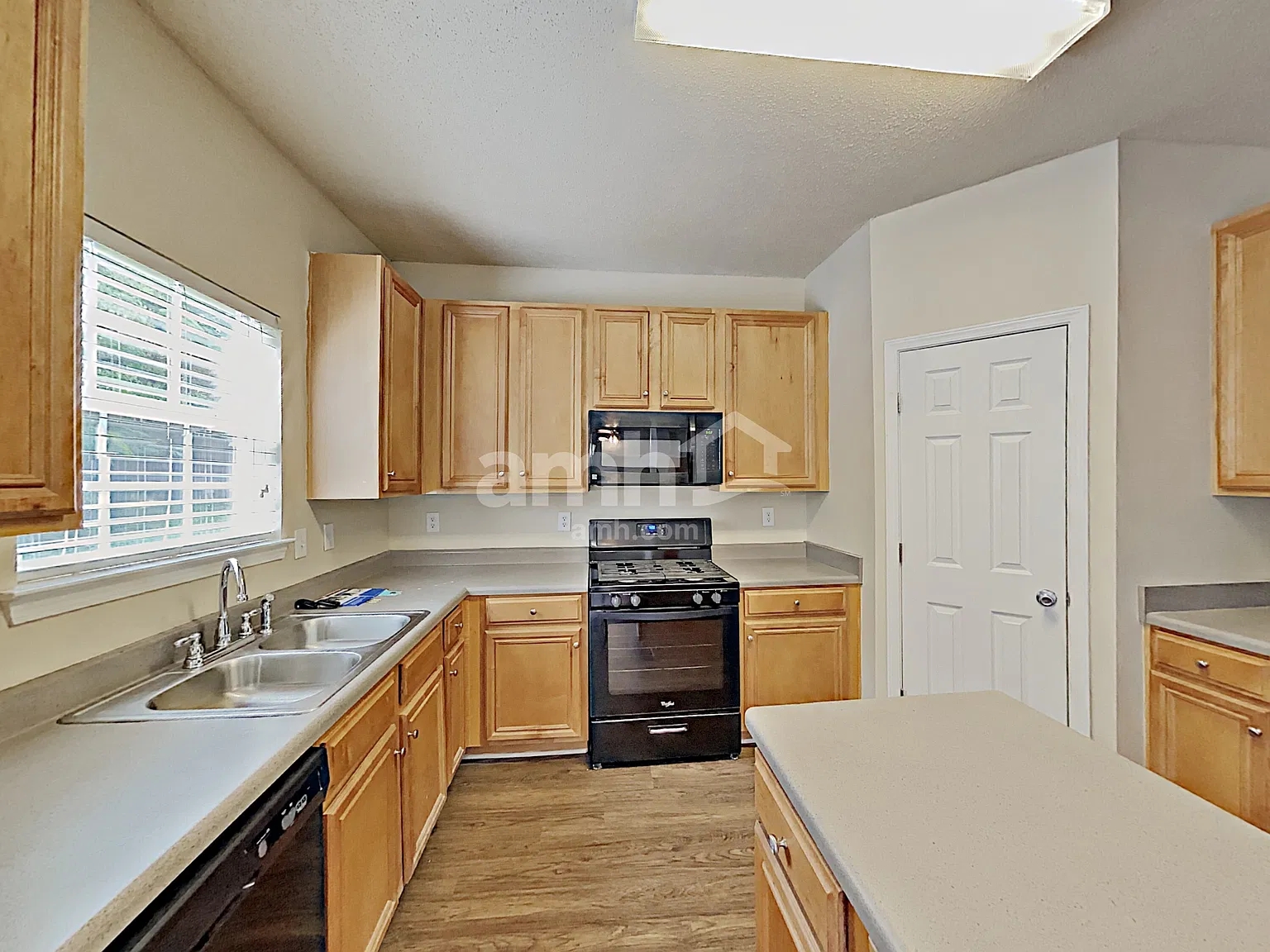 4 bed, 3.0 bath, 2760 sqft, $2,750 — Photo 3