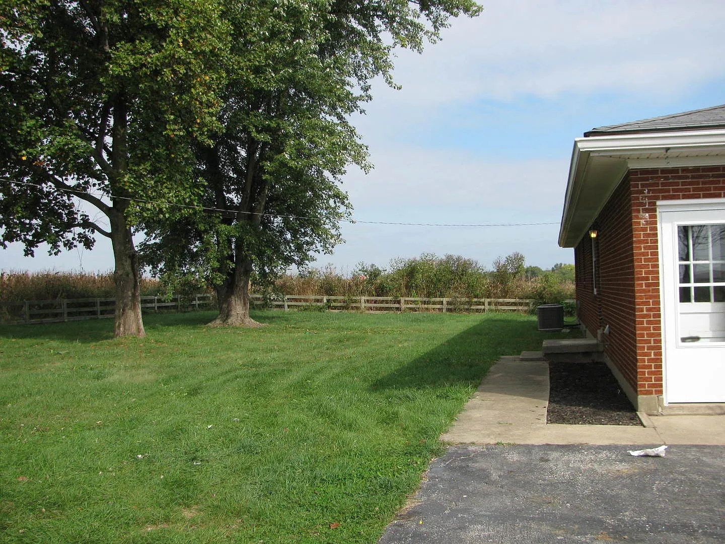 Private Setting Great Location Brick Home For Rent — Photo 4