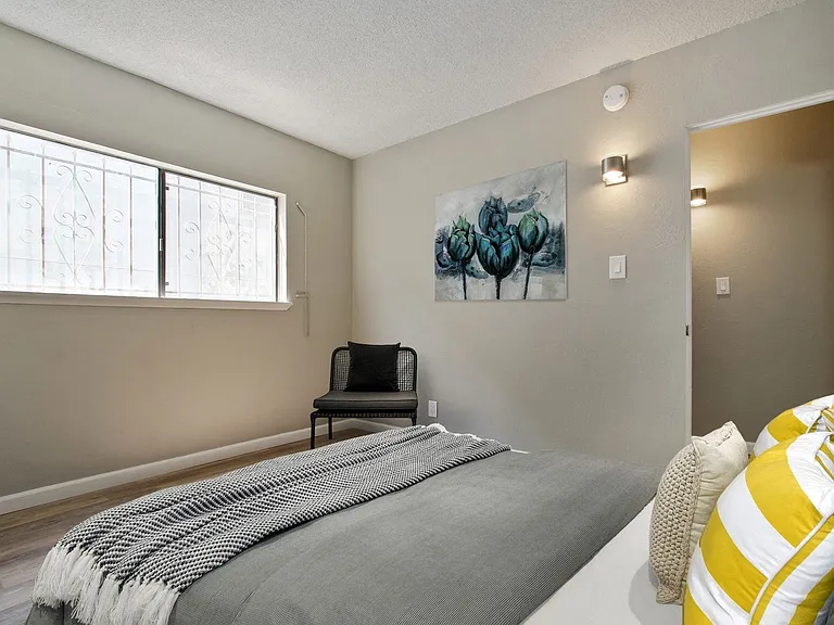 Third Avenue Apartments — Photo 11