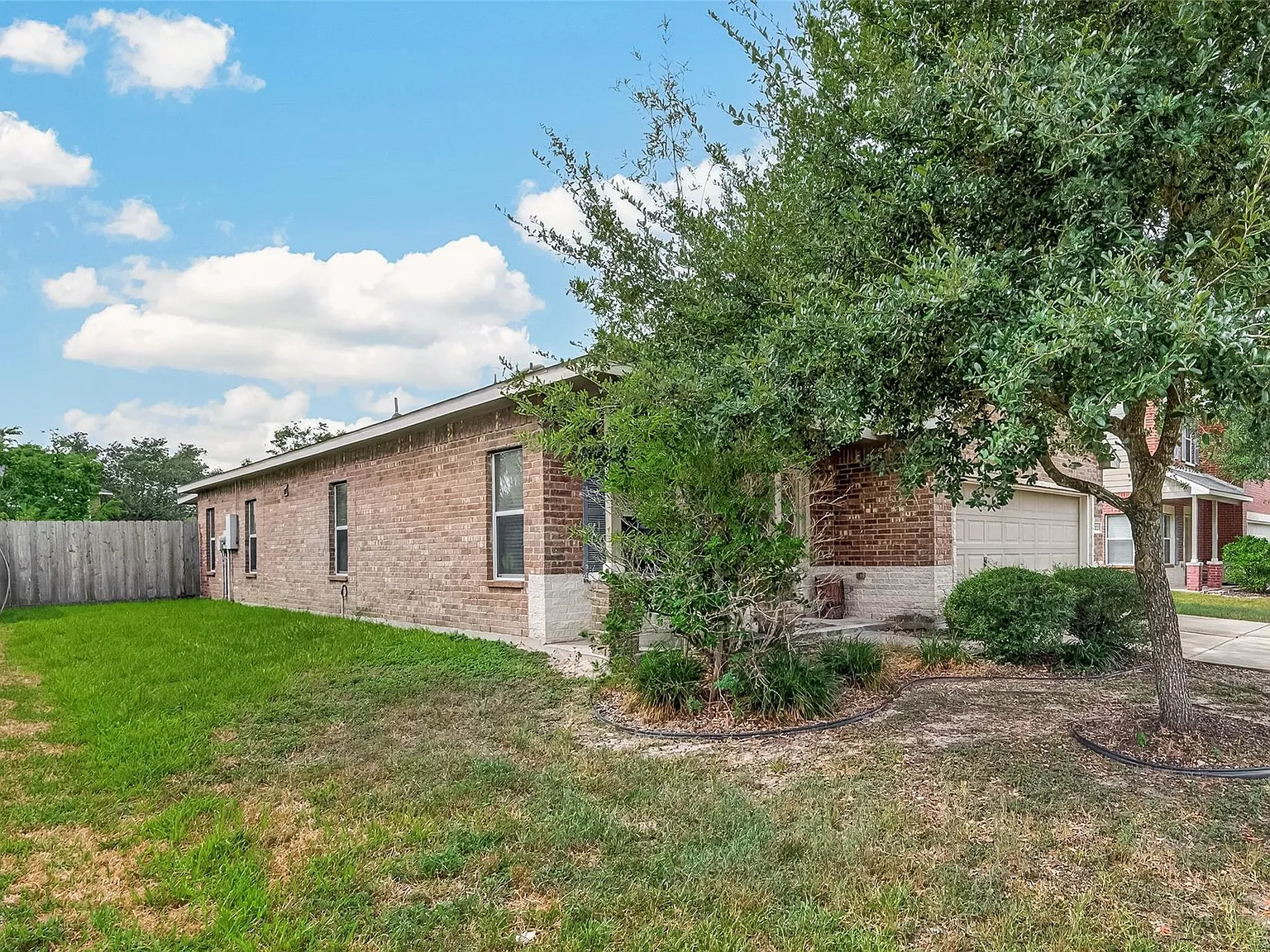 3 bed, 2.0 bath, 1680 sqft, $1,900 — Photo 2