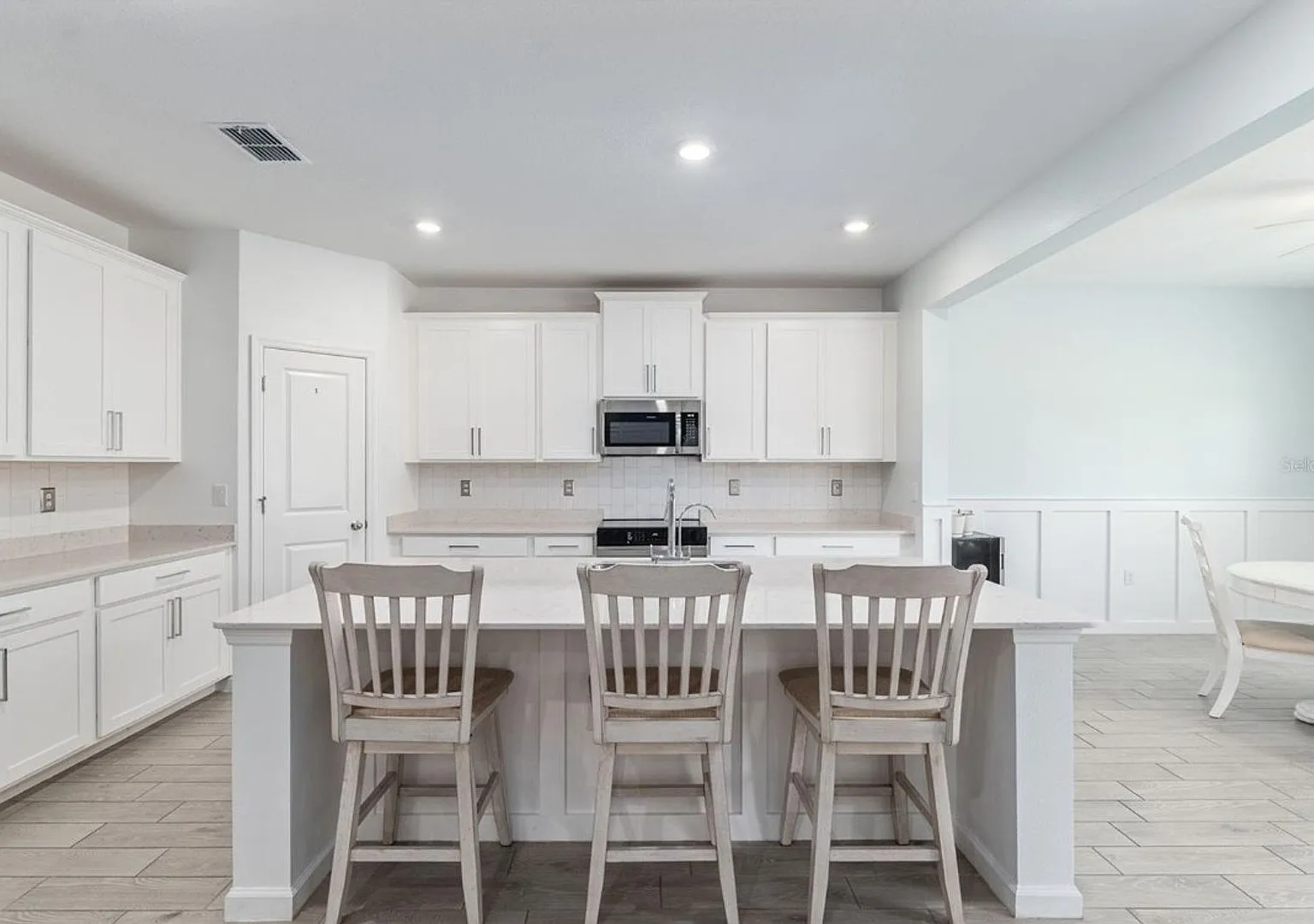 Gorgeous 4/3 with 3 Car Garage — Photo 3