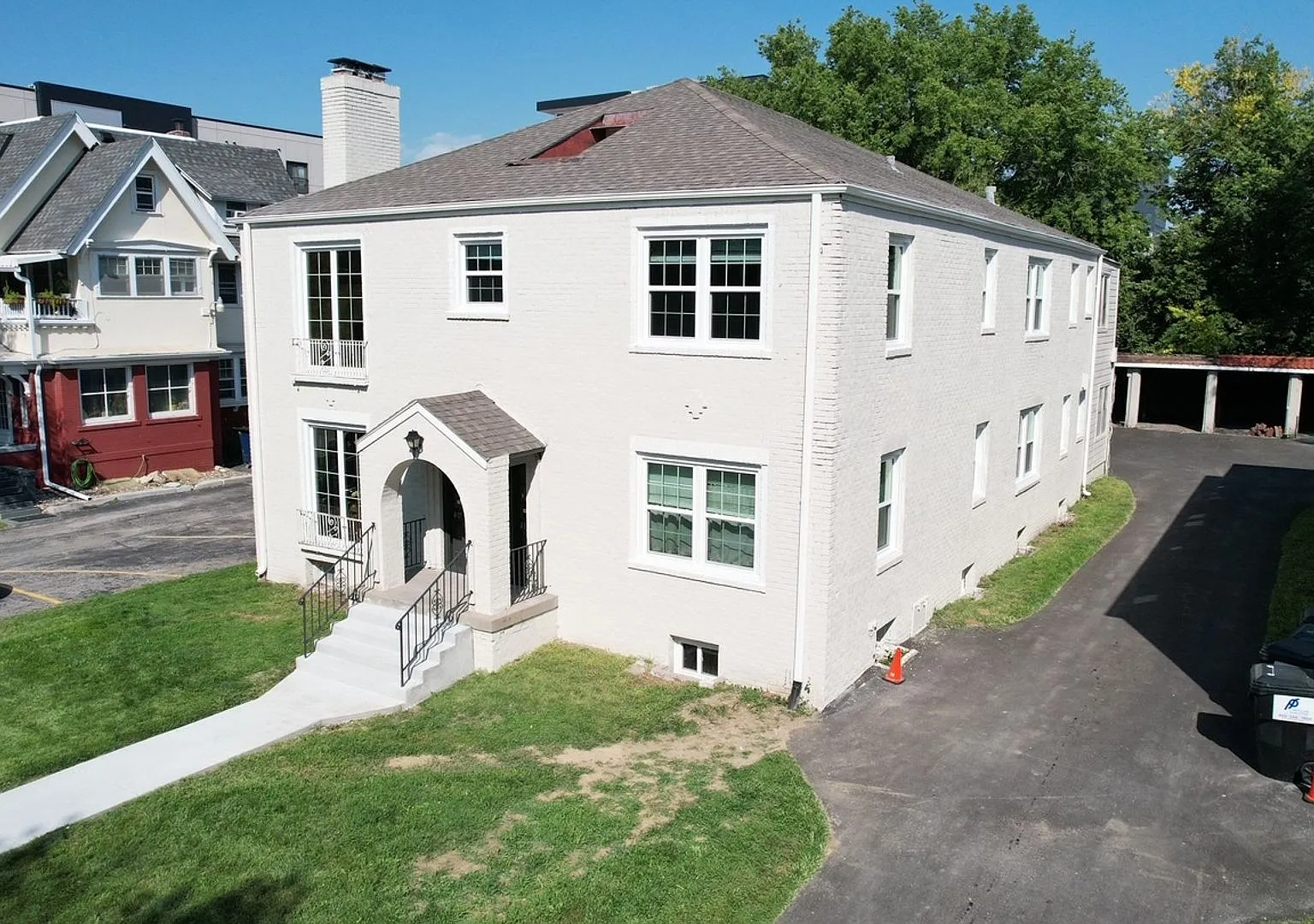 3 Bedroom 3 Bath Townhome Available Now! — Photo 2