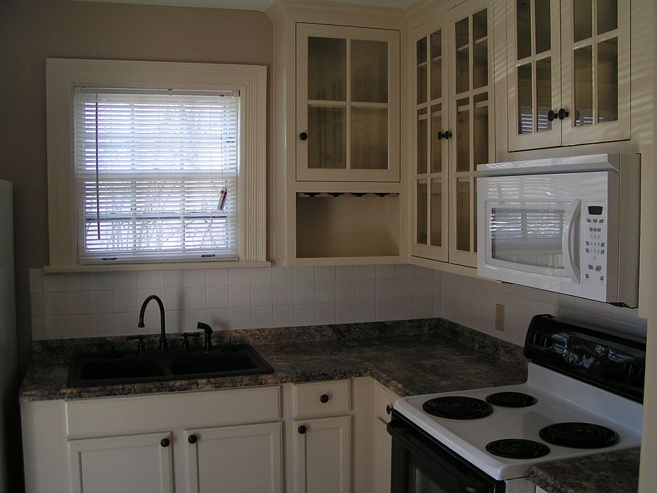 2nd image of 1006 N Elm St APT 3