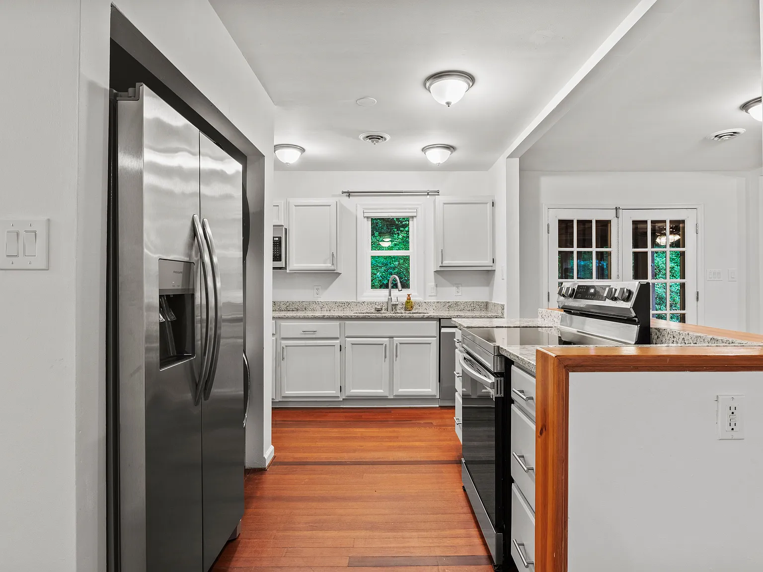 3 bed, 2.0 bath, 1352 sqft, $2,400 — Photo 3