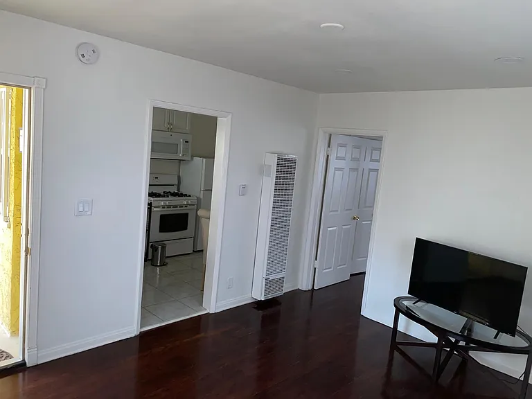 7711 Romaine St #7711 — Photo 20