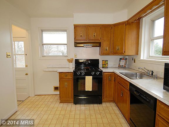 3rd image of 4520 Adrian St
