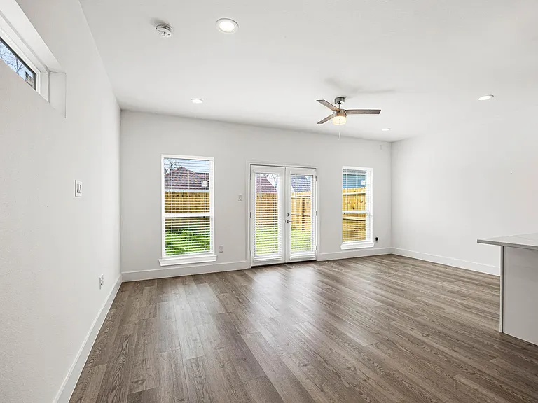 4512 Noble St — Photo 9