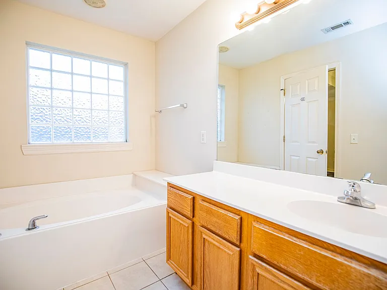 908 SW Cheyenne Dr — Photo 15