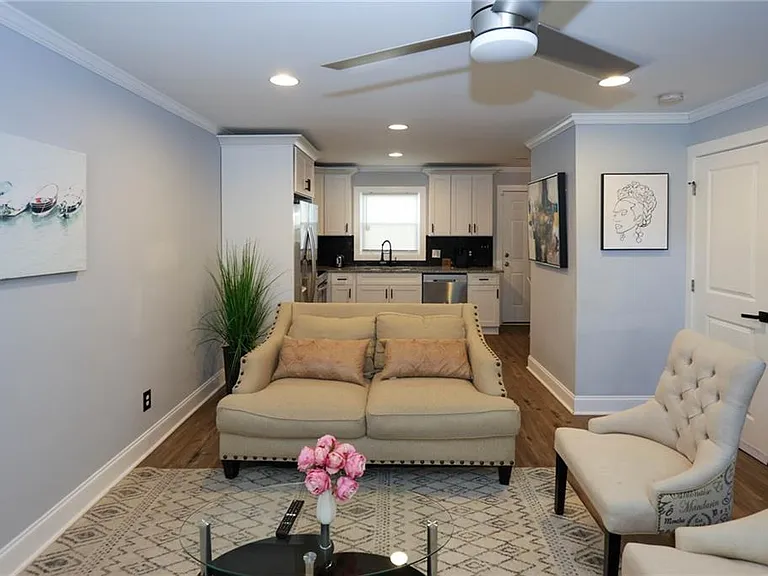 1809 Vesta Ave — Photo 3