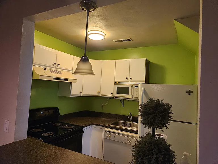 1394 Bradley Dr — Photo 12