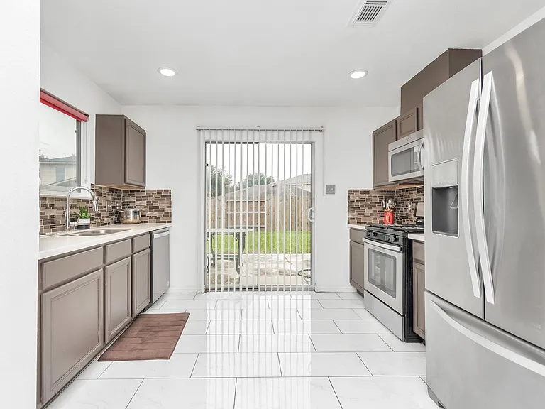 7327 Enchanted Creek Dr — Photo 12