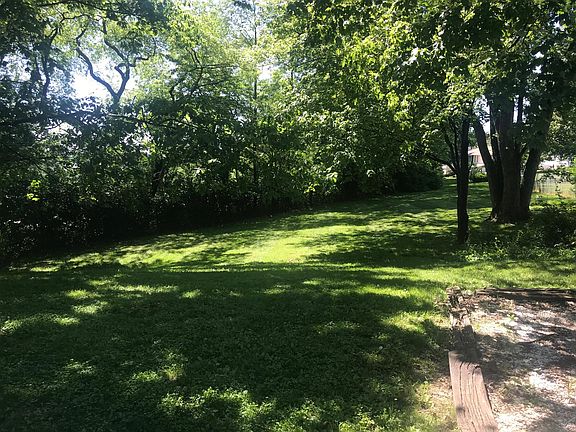 3rd image of 832 Colony Ct