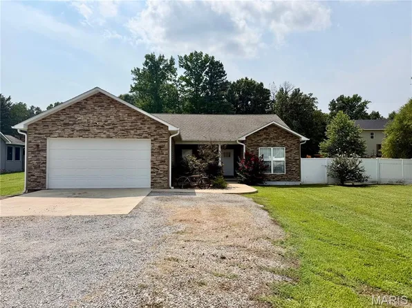 215 Crooked Pine Ln, Poplar Bluff, MO 63901