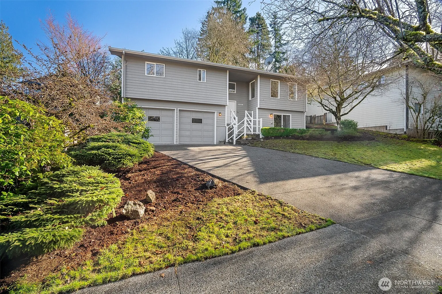 1216 E Clearbrook Drive photo 1