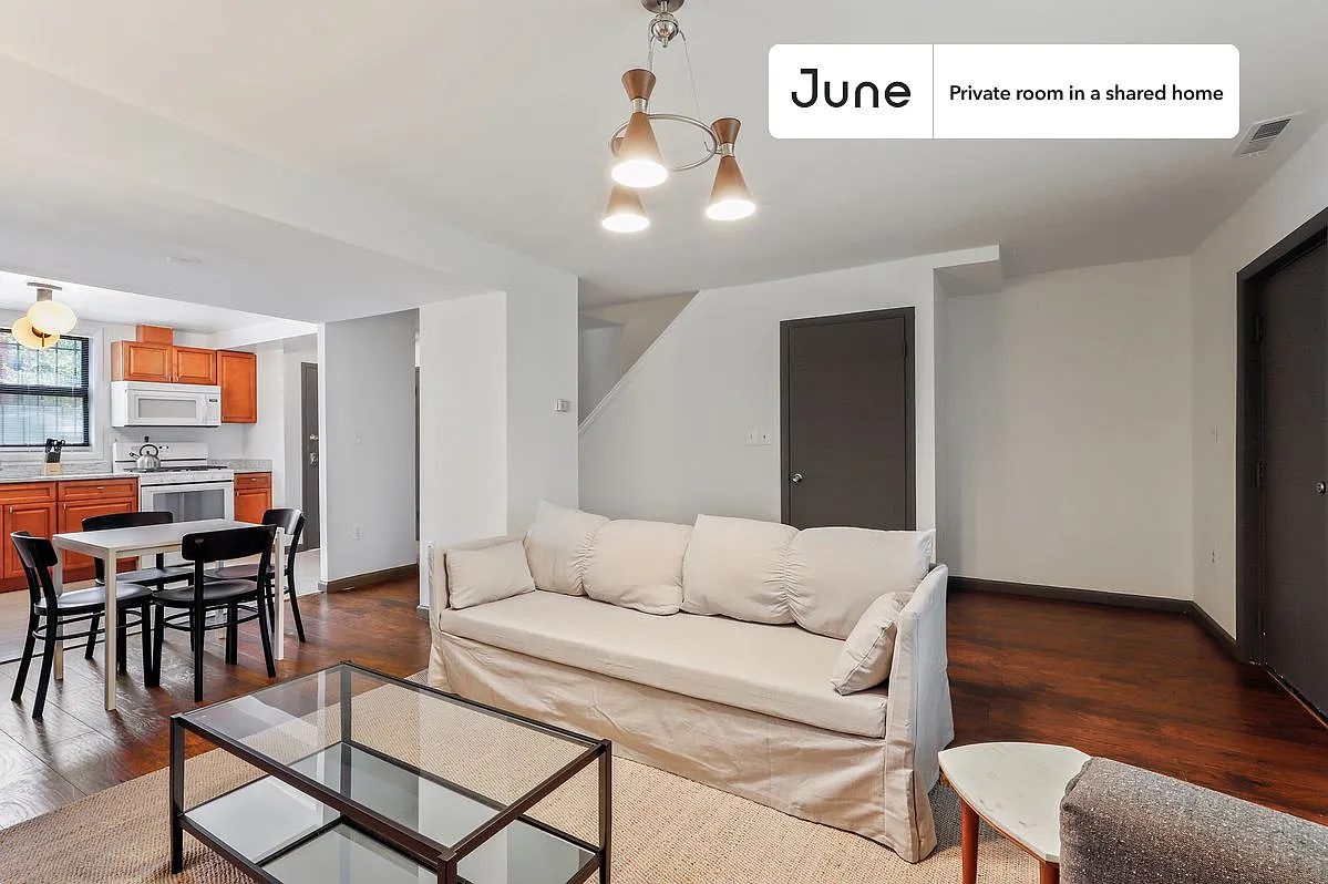 Full bedroom in 5 bed/2 bath home in Logan Circle #415 2B — Photo 2