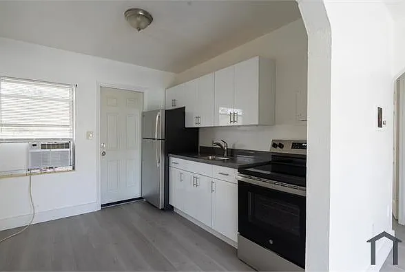 2 bed, 707 sqft, $2,300 — Photo 2