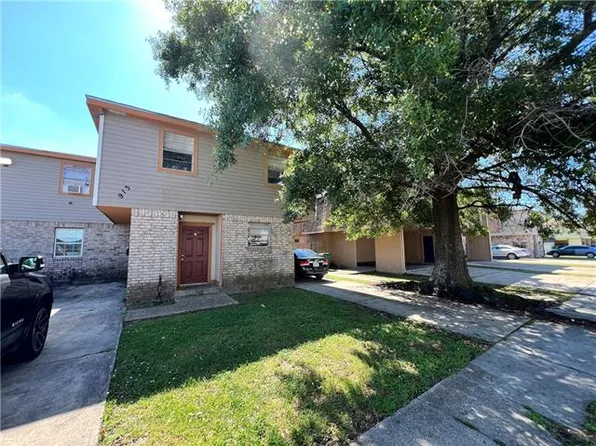 944 E Monterey Ct, Gretna, LA 70056