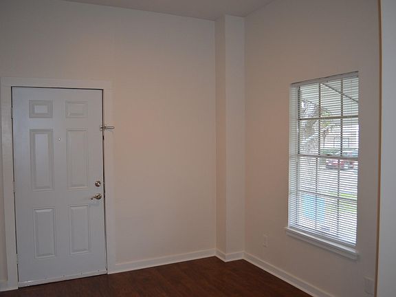 4th image of 526 S Presa St APT 1